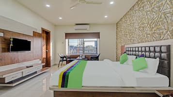 Habitació Deluxe | Escriptori, planxa i posts de planxar, wifi gratuïta i roba de llit