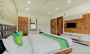 Deluxe Room | Desk, iron/ironing board, free WiFi, bed sheets