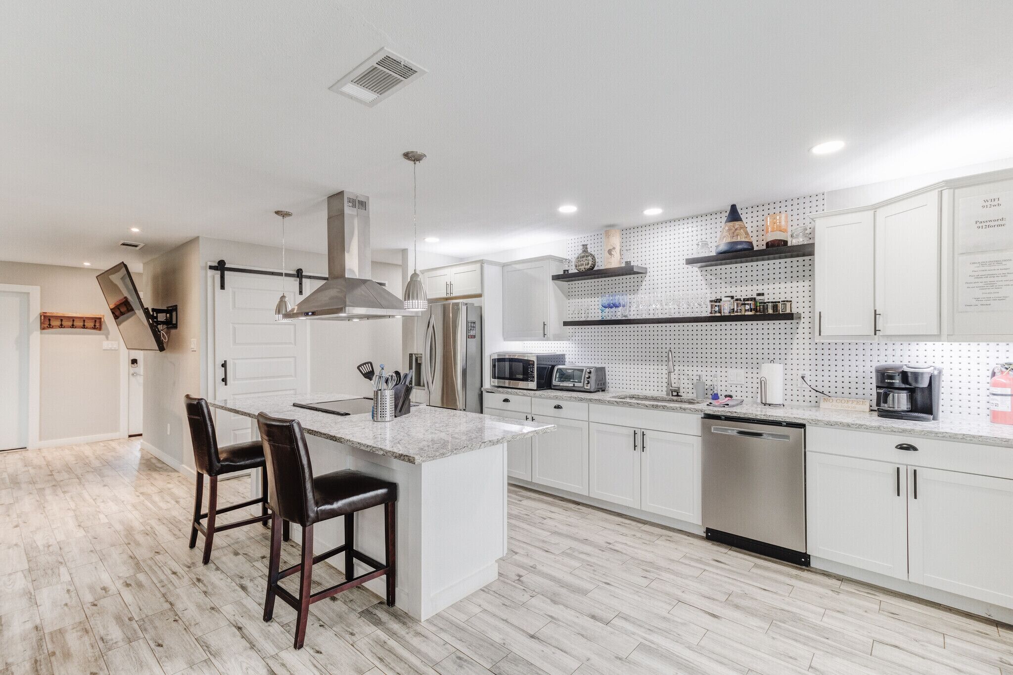 Køleskab, mikrobølgeovn, ovn, kogeplade