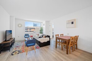 Apartamento (2 Bedrooms) | Zona de estar | Una televisión, Netflix, servicios de streaming