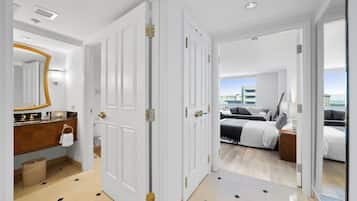 Combined shower/tub, free toiletries, towels, soap