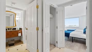 Combined shower/bathtub, free toiletries, hair dryer, towels