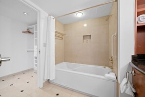 Lejlighed (2 Bedrooms) | Badeværelse | Kombination af bruser/badekar, gratis toiletartikler, hårtørrer