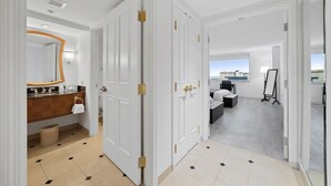 Habitación de hotel con baño, escritorio y vistas de la ciudad.