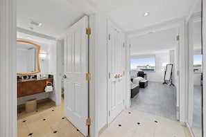 Habitación de hotel con baño, escritorio y vistas de la ciudad.