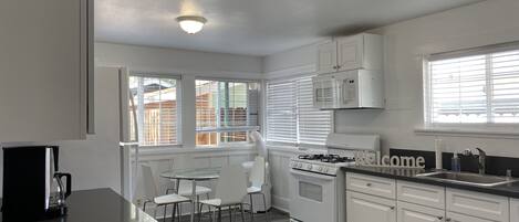 ثلاجة، ميكروويف، فرن، موقد طهي مسطح