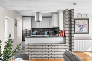 Kjøleskap, mikrobølgeovn, ovn og kokeplater