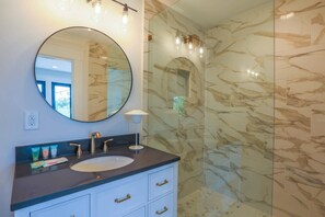 Dusche, Haartrockner, Seife, Shampoo