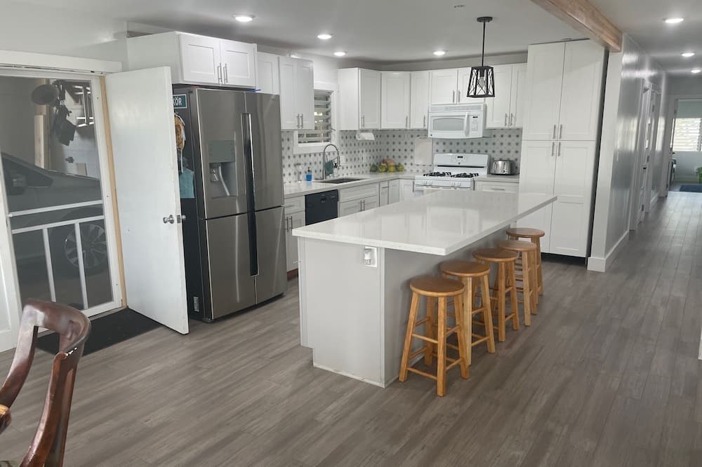 Beautiful, renovated Home. Discover the North Shore of Oahu. Great location.