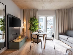 Suite with Sofa Bed and Balcony | Wohnbereich | 43-Zoll-Smart-TV mit Satellitenempfang, Fernseher