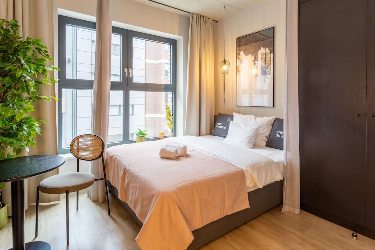 Queen Room | Individually decorated, individually furnished, laptop workspace