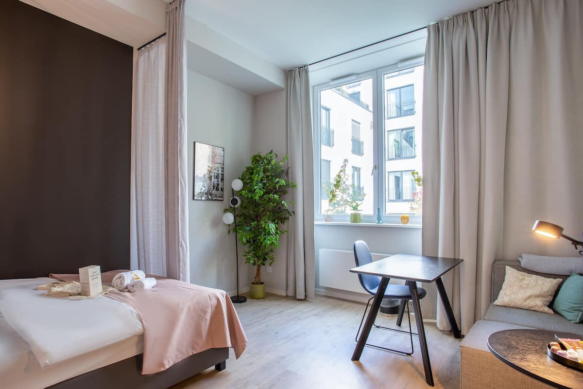 Single Suite | Individually decorated, individually furnished, laptop workspace