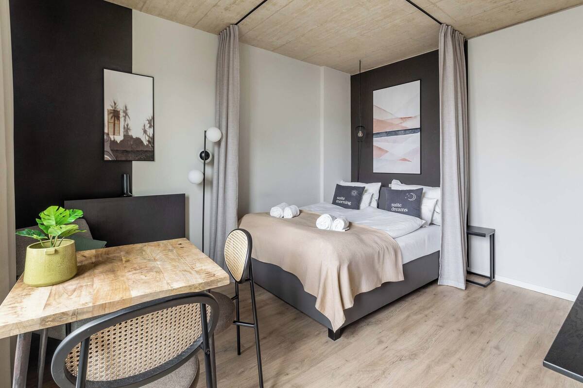 Suite with Balcony | 筆電工作空間、遮光布/窗簾、免費無線上網、獨特裝潢