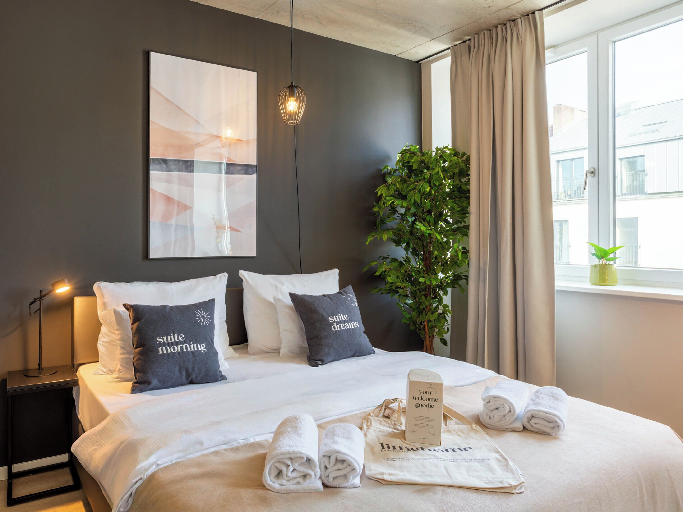 Suite | Skrivebord for bærbar PC, blendingsgardiner og wi-fi (inkludert)