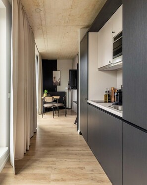 Suite with Balcony | Eget kjøkken | Espressomaskin, kaffetrakter/tekoker, vannkoker og brødrister