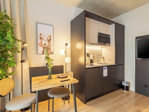 Suite - Disability Access | Bếp riêng | Dụng cụ pha espresso, dụng cụ pha cà phê/trà, ấm điện, khăn giấy 