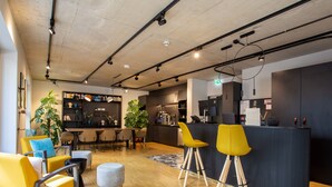 Een modern interieur met een bar, zitgedeelte en een keuken.