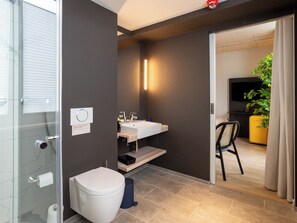 Eenpersoonskamer | Badkamer | Gratis toiletartikelen, een haardroger, handdoeken, zeep