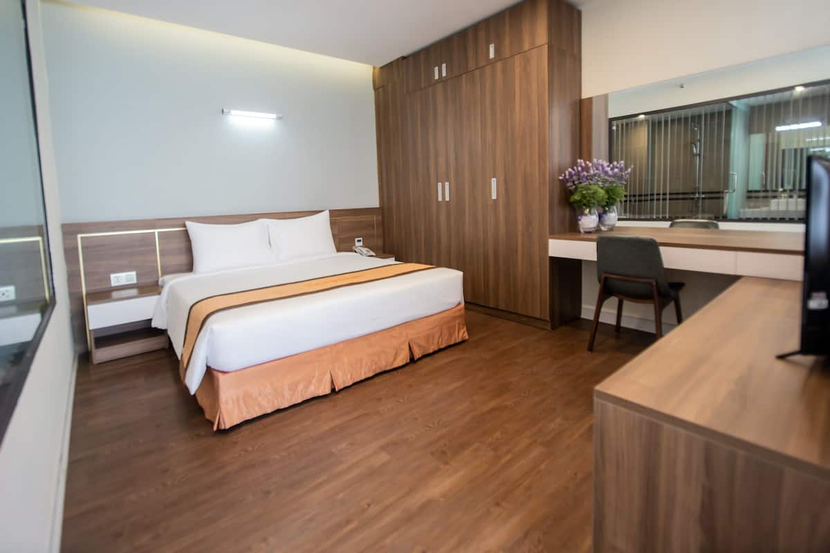 1 bedroom, free minibar items, desk, blackout drapes