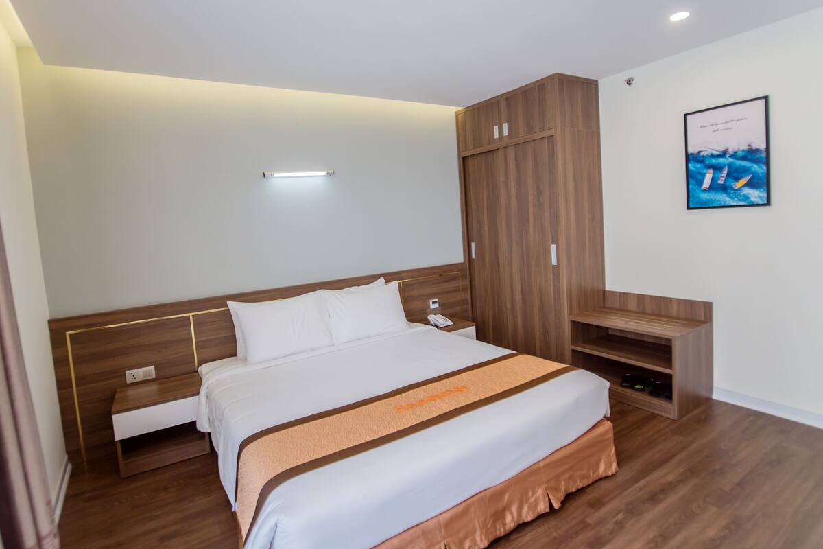 Superior Double Room | 1 bedroom, free minibar items, desk, blackout drapes