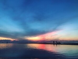 Nær stranden og hvit sand