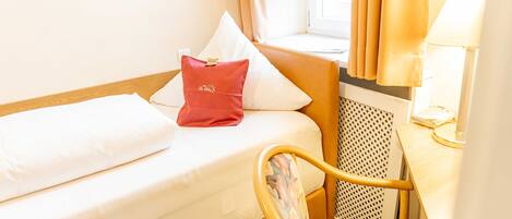 1 bedroom, desk, WiFi, bed sheets