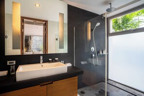 Dusche, Haartrockner, Handtücher, Seife