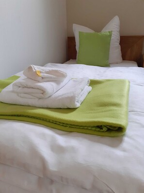 1 bedroom, travel cot, WiFi, bed sheets - DZ Kirchturmblick - Lavendelhof - Die Idyllische Landpension (Crimmitschau)