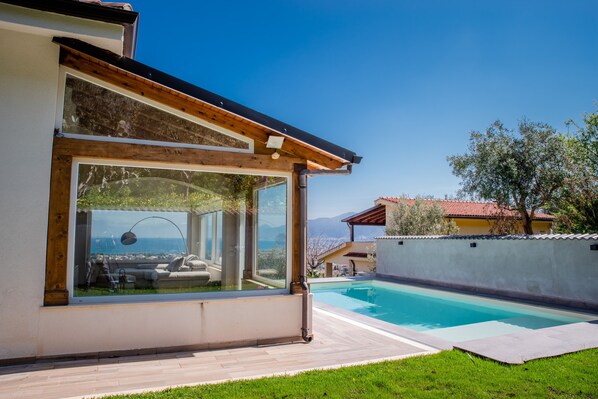 حمّام سباحة خارجي