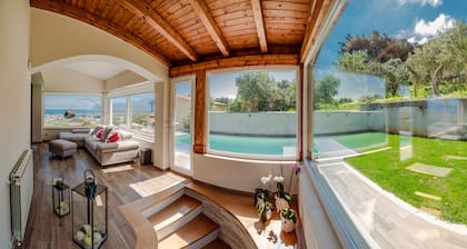 Villa with pool, 3 km's away from the sea, stunning 180° view on the sea