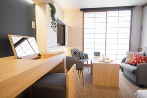 Kahden hengen signature-huone (Family with Sofa) | Oleskelualue | Taulutelevisio
