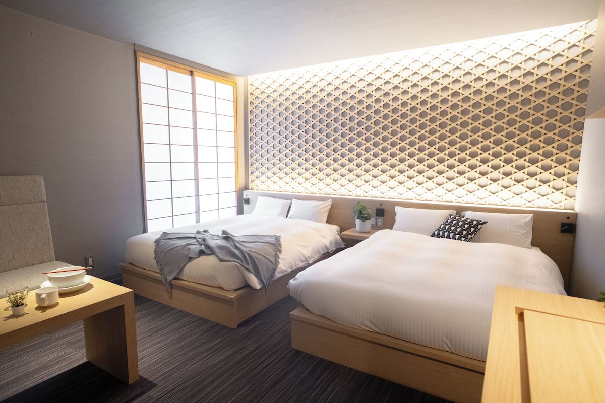 Habitación familiar doble | Caja fuerte, escritorio, cortinas opacas y tabla de planchar con plancha
