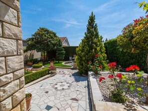 Courtyard - Apartment Dijana (Novi Vinodolski)