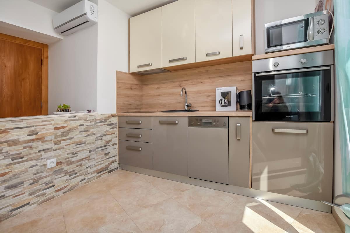 Réfrigérateur, micro-ondes, machine à expresso, bouilloire électrique