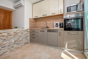 Réfrigérateur, micro-ondes, machine à expresso, bouilloire électrique