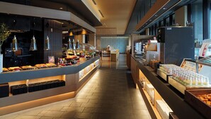 Un espace buffet moderne offrant une grande variété de plats, avec un intérieur propre et bien éclairé.