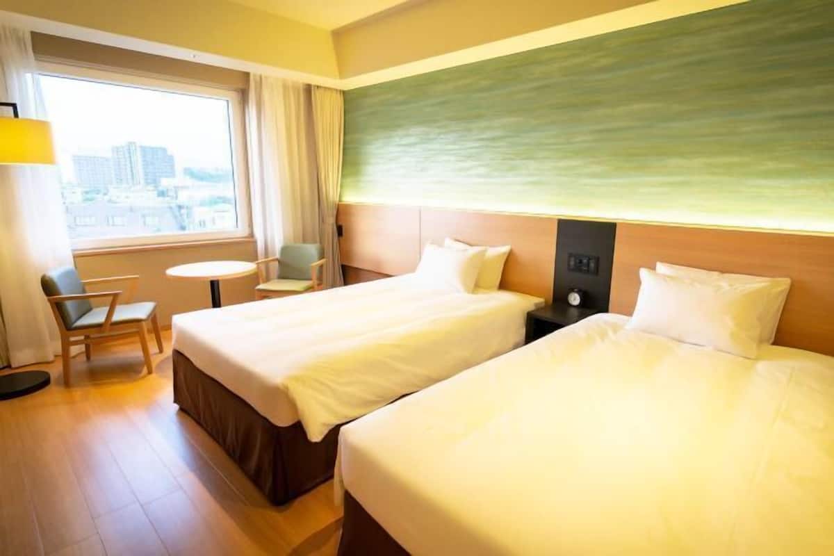 Luxe beddengoed, donzen dekbedden, een kluis op de kamer, een bureau
