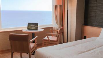 Junior Suite, Non Smoking | Premium bedding, down comforters, in-room safe, desk