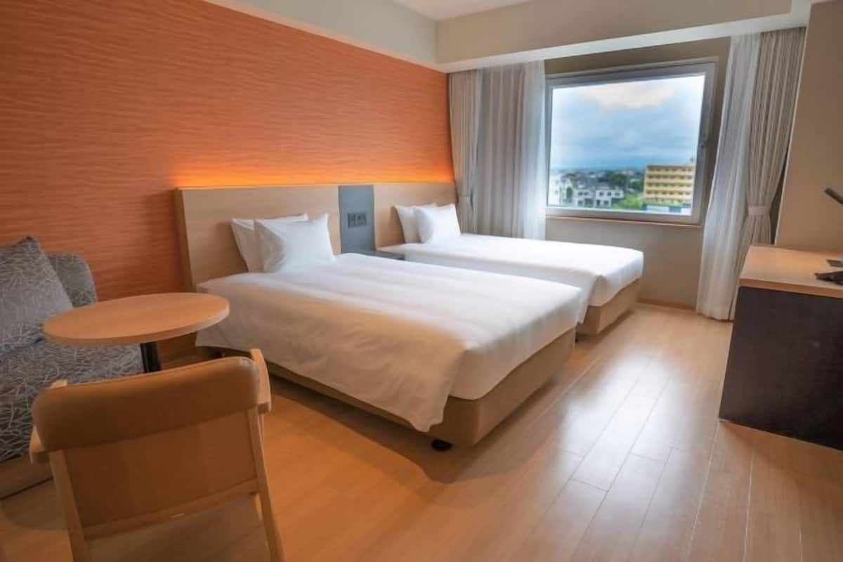 Luxe beddengoed, donzen dekbedden, een kluis op de kamer, een bureau