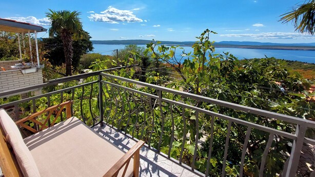 A balcony with a view of a lake and mountains. - Apartment Klara (Dramalj)