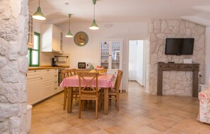 Yksityinen keittiö | Jääkaappi, mikroaaltouuni, uuni, liesi