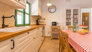 Dapur peribadi | Pembancuh kopi espreso, peti sejuk, ketuhar gelombang mikro, ketuhar 