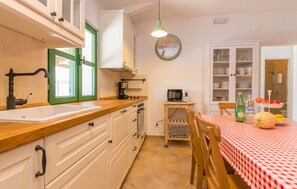 Eigene Küche | Kühlschrank, Mikrowelle, Ofen, Herdplatte