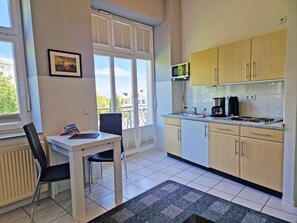 Fridge, microwave, coffee/tea maker, electric kettle - RH 307 - Alter Reichshof, Apartments 307+403 (Sassnitz)