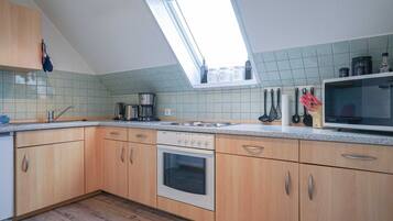 Kühlschrank, Mikrowelle, Ofen, Hochstuhl