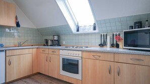 Réfrigérateur, four à micro-ondes, un four, chaise haute