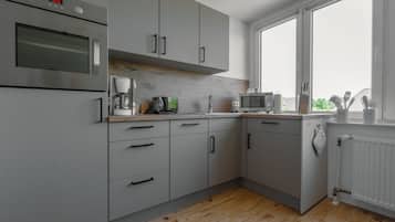 Kühlschrank, Mikrowelle, Ofen, Hochstuhl