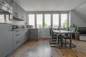 Réfrigérateur, four à micro-ondes, un four, chaise haute