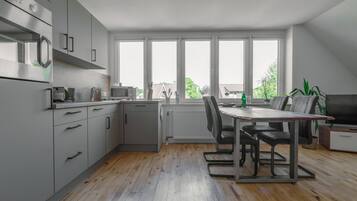 Kühlschrank, Mikrowelle, Ofen, Hochstuhl