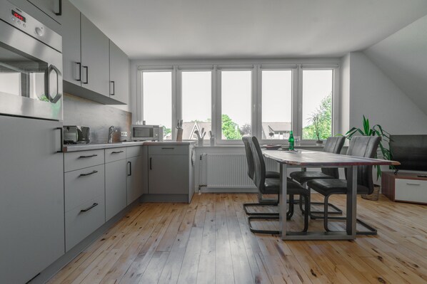 Køleskab, mikrobølgeovn, ovn, højstol